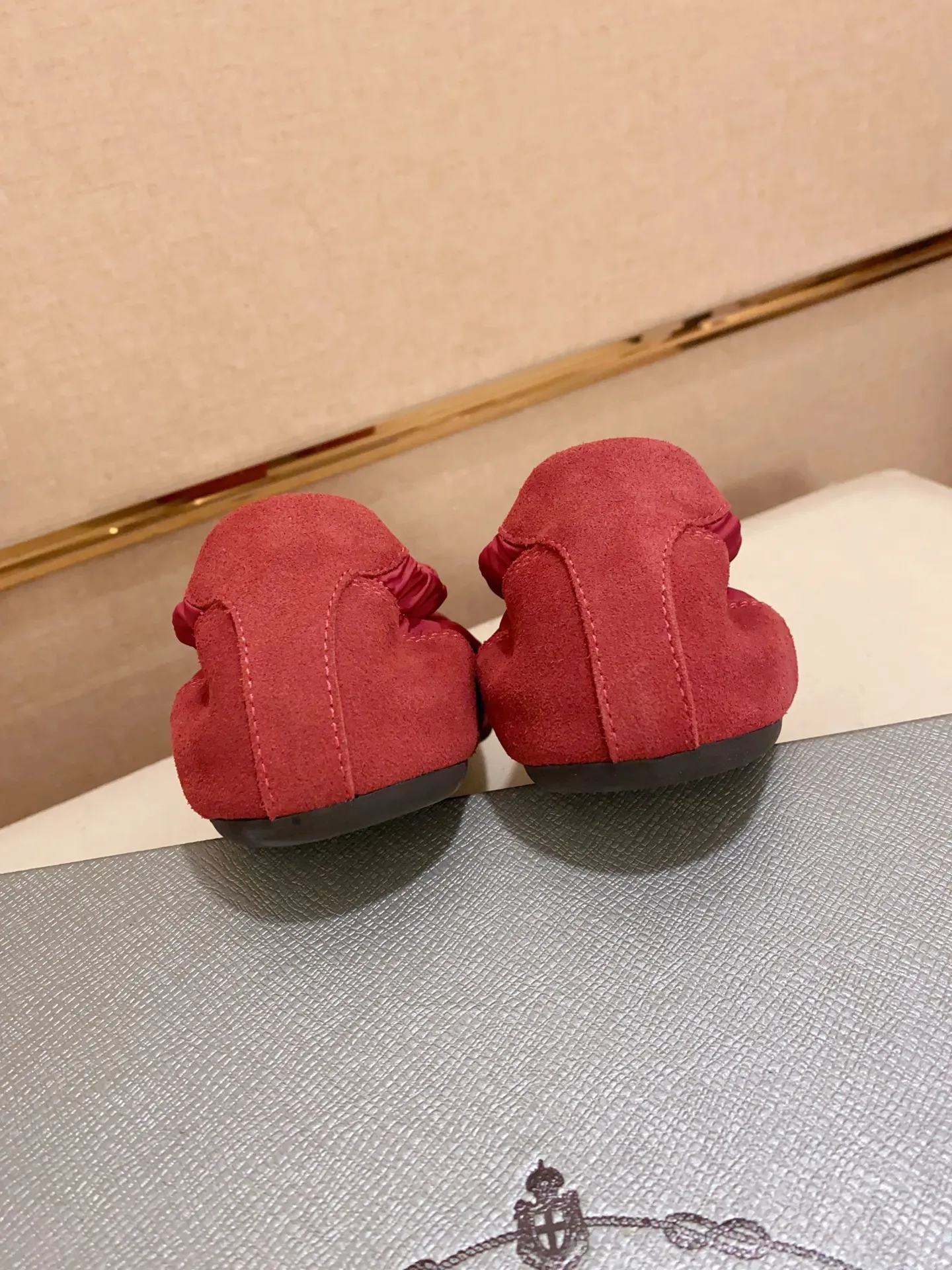 Men's shoes 💰 500💰 ✔️✔️✔️High version High-quality new PRADA counters are launched simultaneously. The new men's shoes and 😘fabrics are selected from first-layer cow suede and waterproof fabrics, and are made by pure handicrafts. Lining: Full sheepskin lining. 👍🏿 High-end ☄️ air-cushion molded anti-slip rubber outsole, exquisite lines, simple and elegant, comfortable and high-end for leisure travel. Number of yards: 38 to 44. Can be customized45
